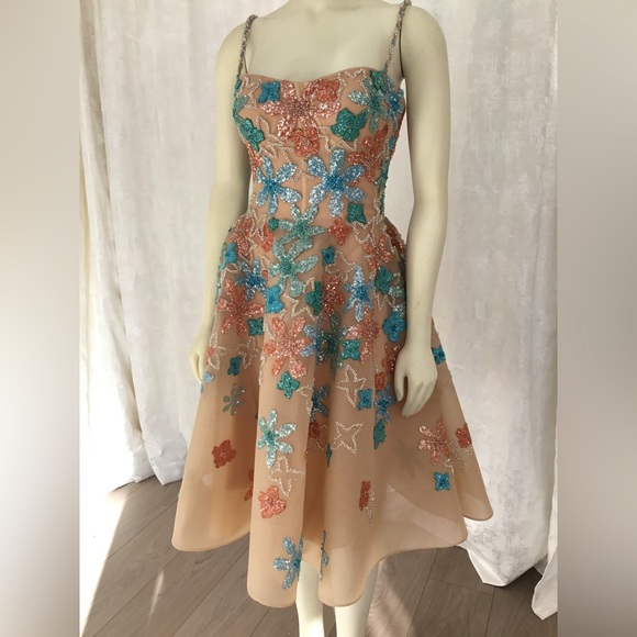 TONY WARD RTW SAMPLE SALE!! Spring/Summer 2022 #6 - Picture 2 of 10